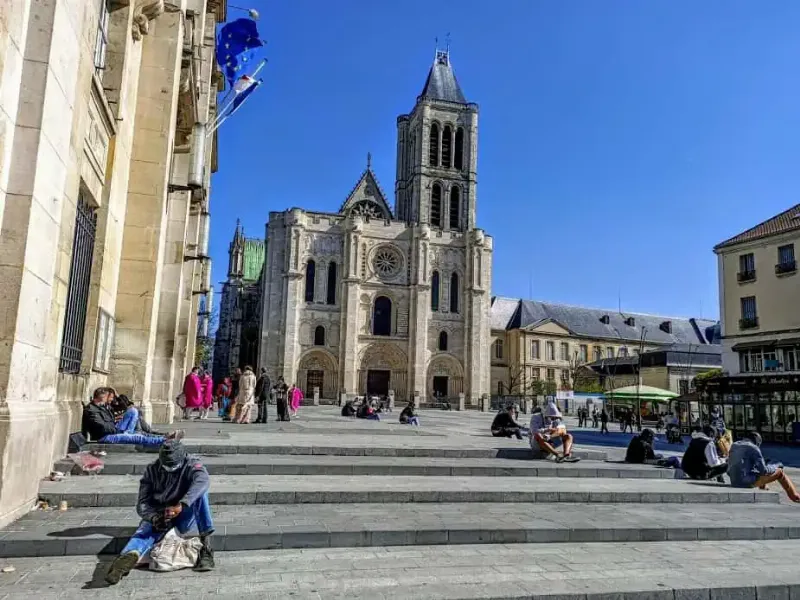 Le Vitrail de Notre-Dame de Paris inondant l’intérieur d’une lumière colorée sacrée et médiévale